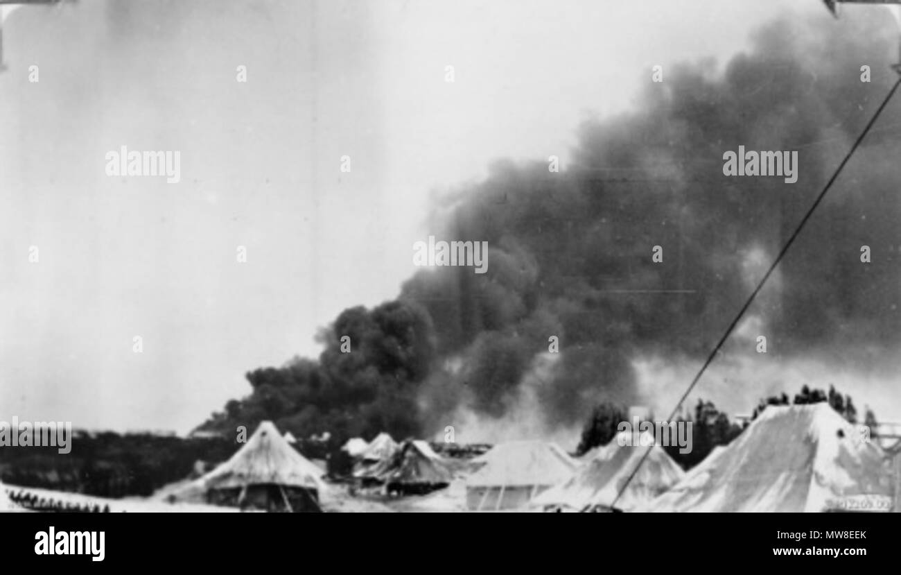 . Inglese: Haifa, Palestina, 1940-07-15. Fumo nero flutti da serbatoi di olio che sono stati impostati sul fuoco in primo raid aereo sulla città portuale, effettuata da una quarantina di aerei della Forza Aerea Italiana. In primo piano stand le tende della 2/1Campo st reggimento, 2° AIF, che prevedeva la difesa antiaerea. (Donatore D. Hulme-Moir) . Il 15 luglio 1940. Hulme-Moir, F 90 bombardamenti di Haifa 8 Foto Stock . Inglese: Haifa, Palestina, 1940-07-15. Fumo nero flutti da serbatoi di olio che sono stati impostati sul fuoco in primo raid aereo sulla città portuale, effettuata da una quarantina di aerei della Forza Aerea Italiana. In primo piano stand le tende della 2/1Campo st reggimento, 2° AIF, che prevedeva la difesa antiaerea. (Donatore D. Hulme-Moir) . Il 15 luglio 1940. Hulme-Moir, F 90 bombardamenti di Haifa 8 Foto Stock