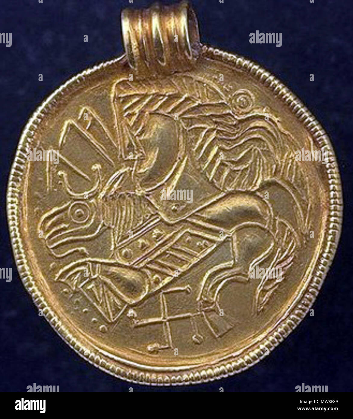 . Deutsch: Brakteat von Djupbrunns, Kirchspiel Hogrän, Gotland, Schweden, mit Runeninschrift. Inglese: periodo di migrazione golden bracteate di tipo C con iscrizione runica e svastica da Djupbrunns, Hogrän parrocchia, Gotland (Svezia). Svenska: Folkvandringstida guldbrakteat av C-typ med runinskrift och från svastica Djupbrunns, Hogräns socken, Gotland, Sverige. Runinskriften går från höger fino a vänster och lyder 'alu' skrivet med urnordiska runor. Brakteaten hittades sotto några stenar i "Hobergsåker" mi Djupbrunn liggande i en koppardosa tillsammans med ytterligare en guldbrakteat och två silverr Foto Stock