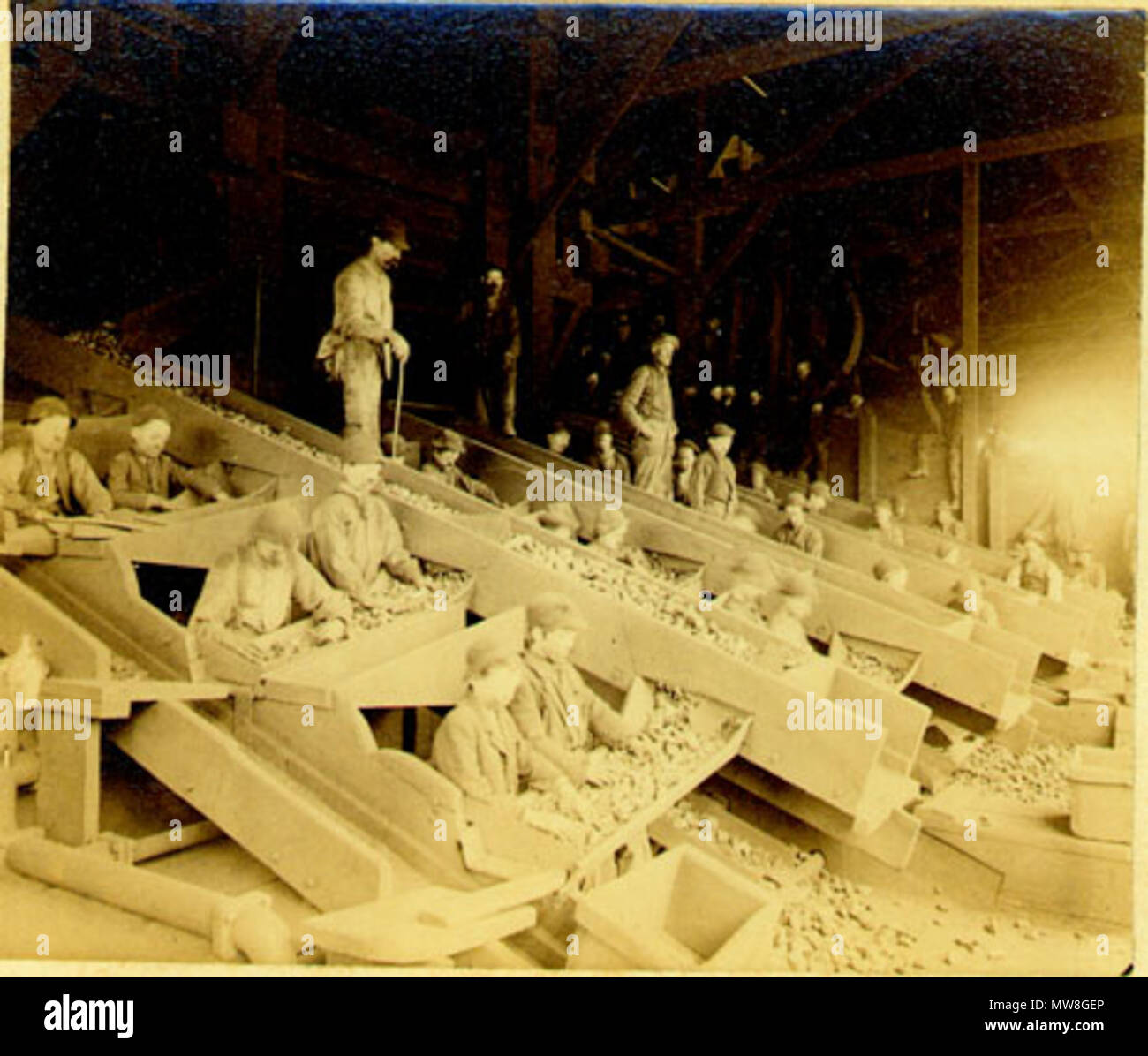 . Breaker boys, Eagle Hill colliery, Eastern PA . circa 1884. George Bretz (1842-1895) 97 Breaker boys, Eagle Hill colliery, Eastern PA Foto Stock