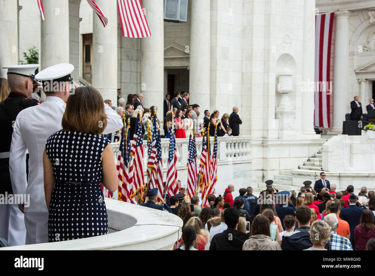 Gli ospiti frequentano il 2018 Giorno Memoriale della corona di cerimonia di posa presso la tomba del Milite Ignoto, il Cimitero Nazionale di Arlington, Arlington, Virginia, 28 maggio 2018. Ogni anno un cerimoniale di corona è collocato presso la tomba, celebrando il sacrificio compiuto da organi di servizio che hanno perso la loro vita al servizio degli Stati Uniti d'America. (U.S. Marine Corps foto di Cpl. Hailey D. argilla) Foto Stock