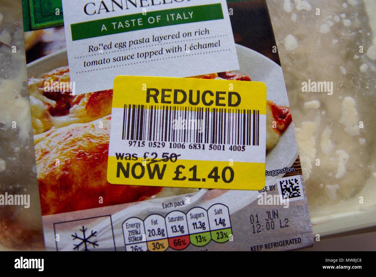 Un Tesco ridotta etichetta alimentare per un pasto pronto che sta per scadere Foto Stock