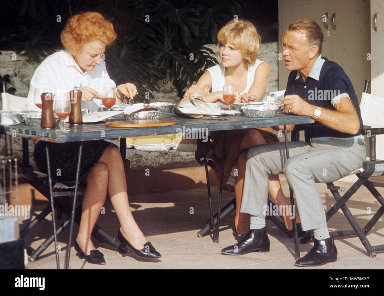 JOHN MILLS famiglia circa 1968. Da sinistra: Maria Hayley Bell, Hayley, John. Foto Stock