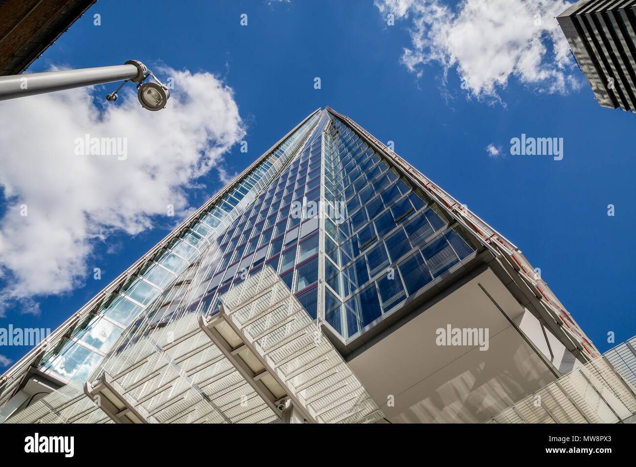 Il Grattacielo Shard presi in London Bridge Street, Londra, Regno Unito il 11 agosto 2013 Foto Stock