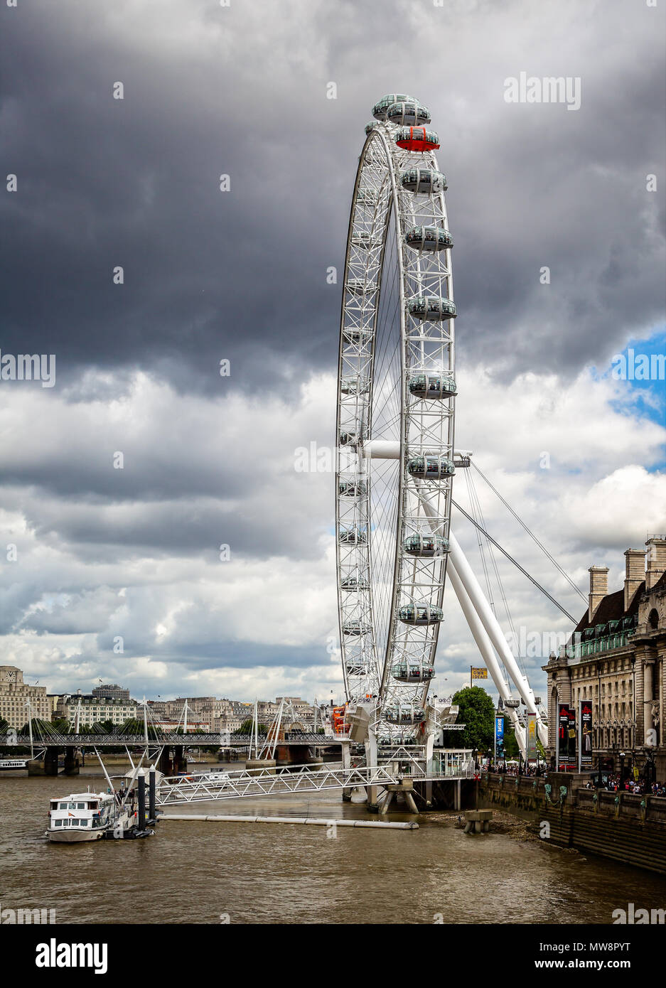 Nuvole temporalesche sulla London Eye presi a Londra nel mese di agosto 2013 Foto Stock