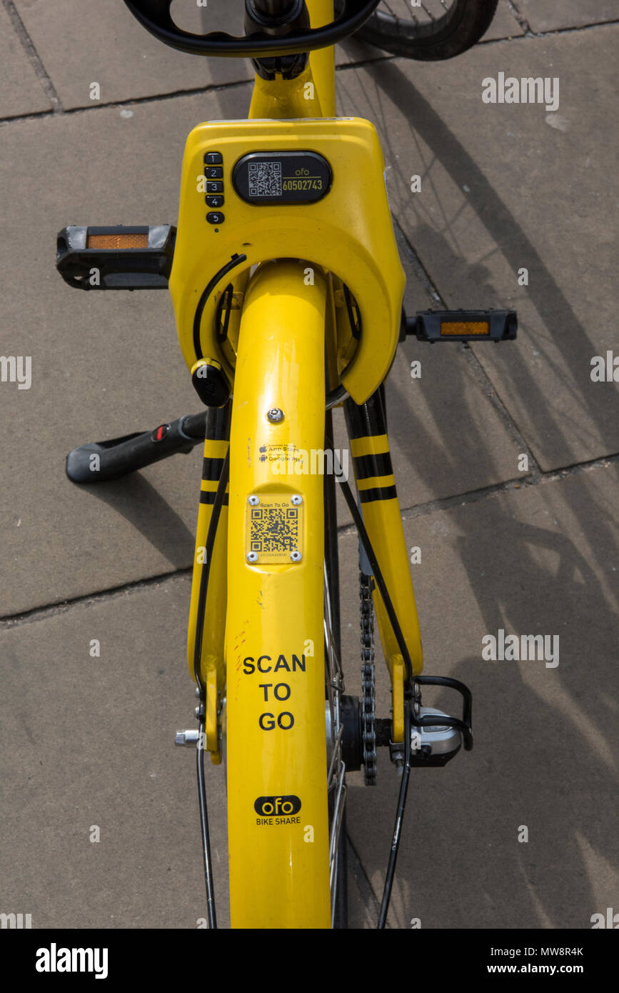 Un nuovo tipo o stile di pagare come andare in bicicletta o scansione e ciclo di andare nel centro della capitale di Londra. Di colore giallo brillante bici per i mezzi di trasporto pubblico Foto Stock