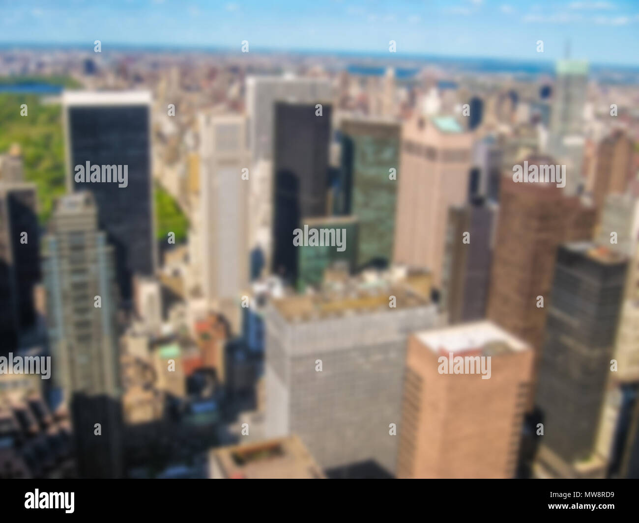 Sfondo sfocato con vista aerea degli edifici e grattacieli di Manhattan, New York, Stati Uniti. Intenzionalmente sfocate di post produzione per bokeh effetto. Foto Stock