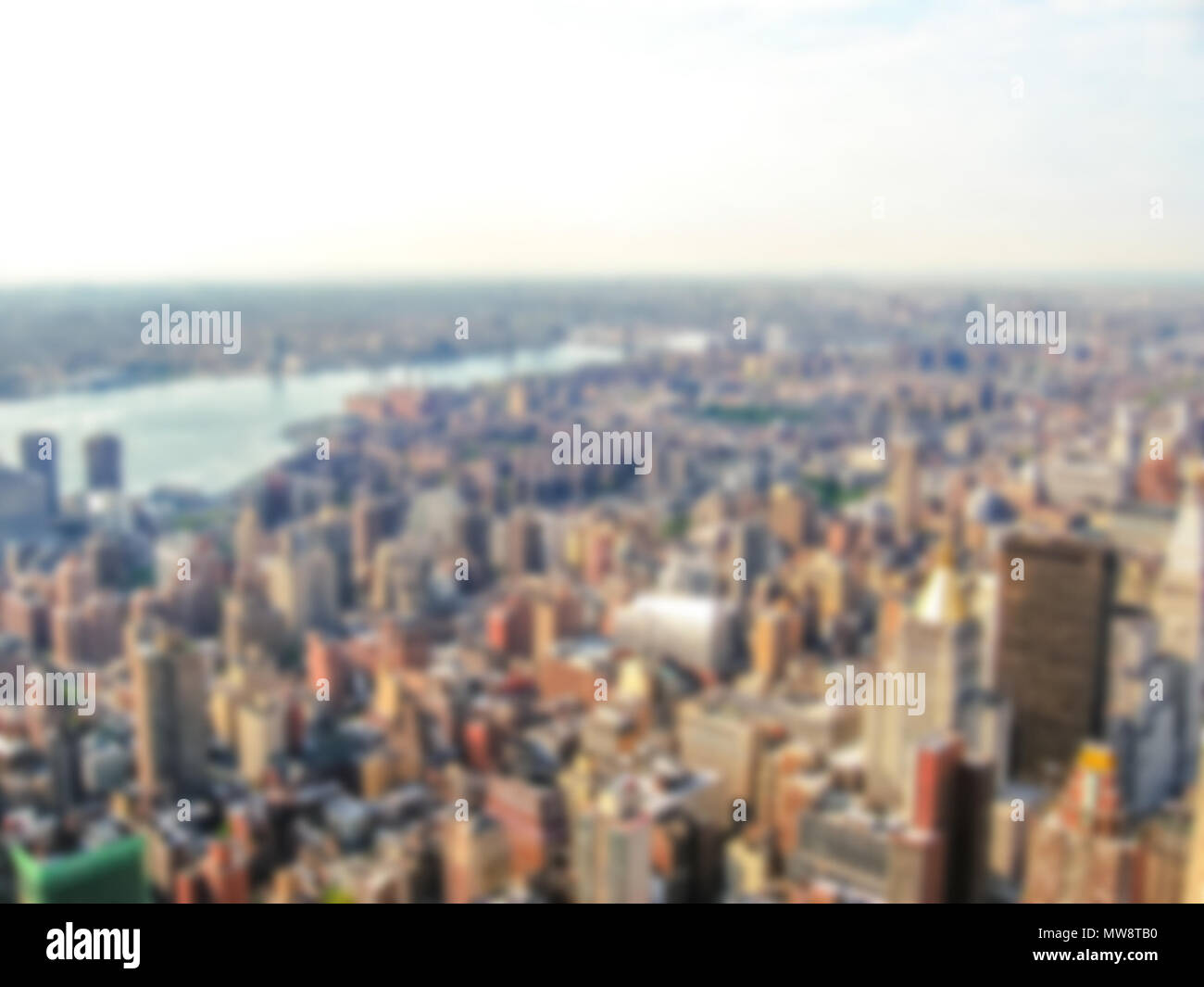 Sfondo sfocato con vista aerea di grattacieli di Manhattan, New York, Stati Uniti. Intenzionalmente sfocate di post produzione per bokeh effetto. Foto Stock