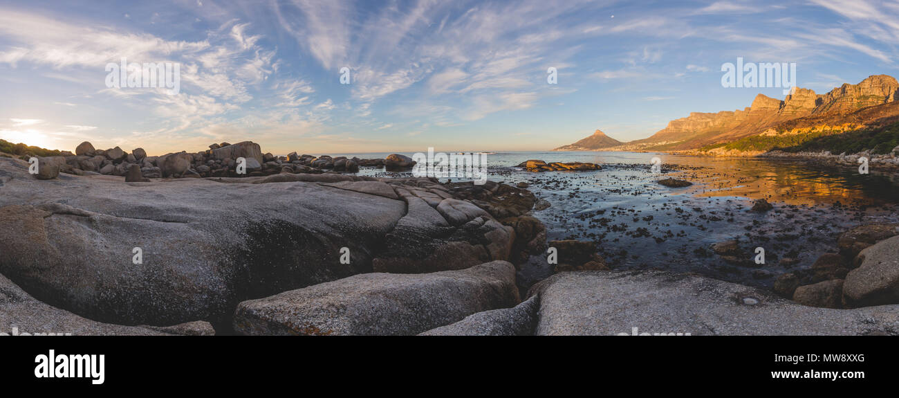 Panorama dei dodici apostoli e testa di leone al tramonto a Cape Town Foto Stock