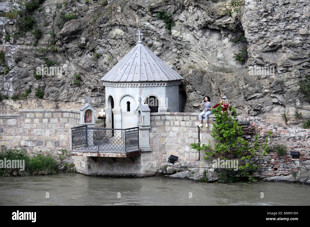 I turisti accanto a un santuario dal fiume Kura di Tbilisi Foto Stock