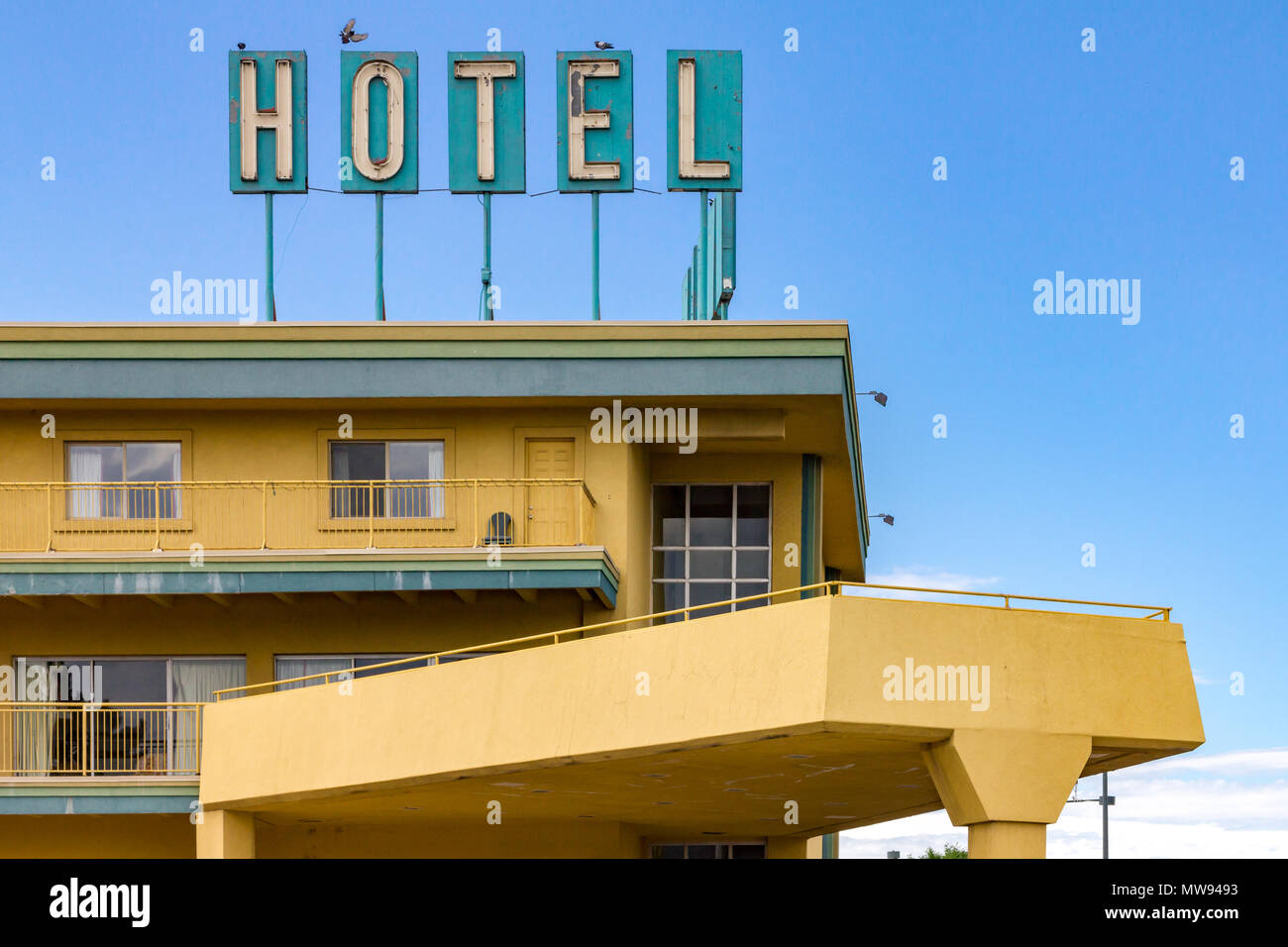 Dirty old hotel segno sulla sommità di una highway motel in una città americana Foto Stock