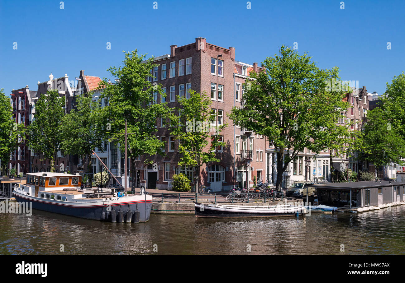 Bellissimo paesaggio con case medievali e barche sul canale di Amsterdam. Foto Stock