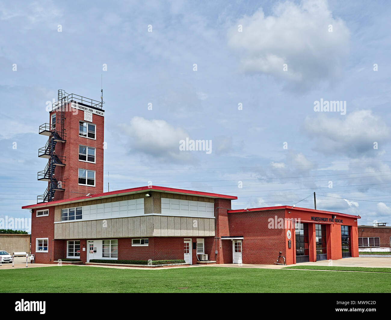 Esterno anteriore della città la stazione dei vigili del fuoco o di incendio di una casa con un tubo flessibile di torre di essiccazione a Montgomery in Alabama, Stati Uniti d'America. Foto Stock