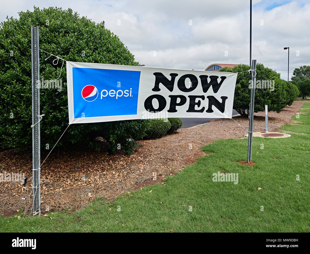Ora aperta all'aperto segno di banner che annuncia una nuova apertura di business in Pike Road Alabama, Stati Uniti d'America. Foto Stock