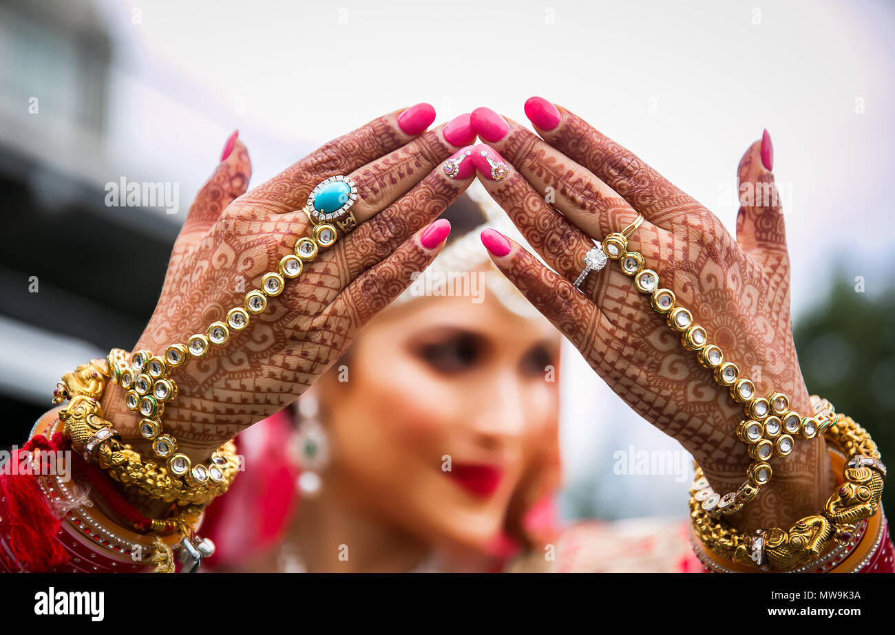 Pakistani e sposa indiano mostra Mehndi design e bracciale oro e bangle colorati Foto Stock