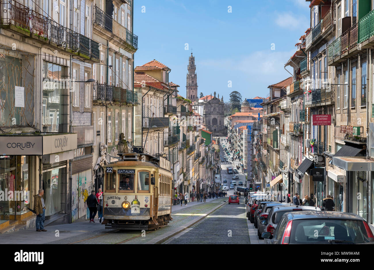 Il Tram 22 sulla Rua de 31 de Janeiro nel centro citta', Porto, Portogallo Foto Stock