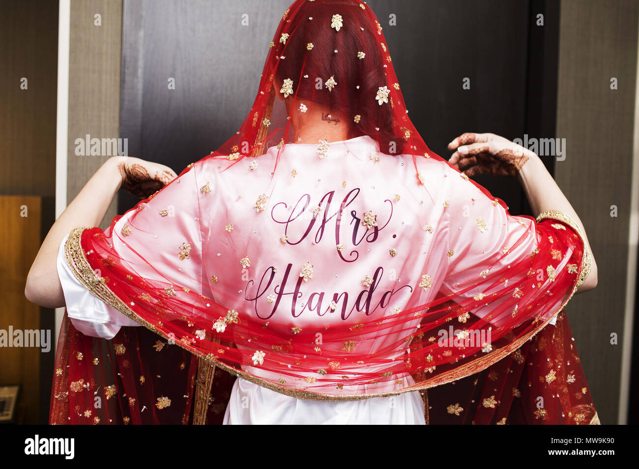 Indian wedding brides morbidi accappatoi personalizzati Foto Stock