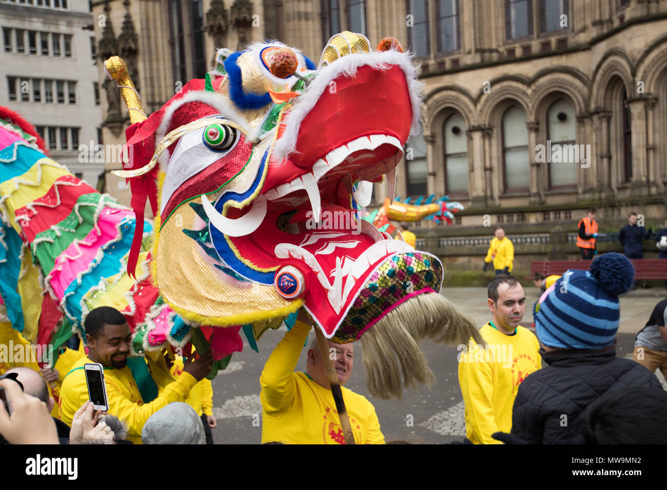 Anno Nuovo Cinese Dragon come è ballato per le strade per le celebrazioni per la festa del Capodanno cinese a Manchester, Regno Unito Foto Stock