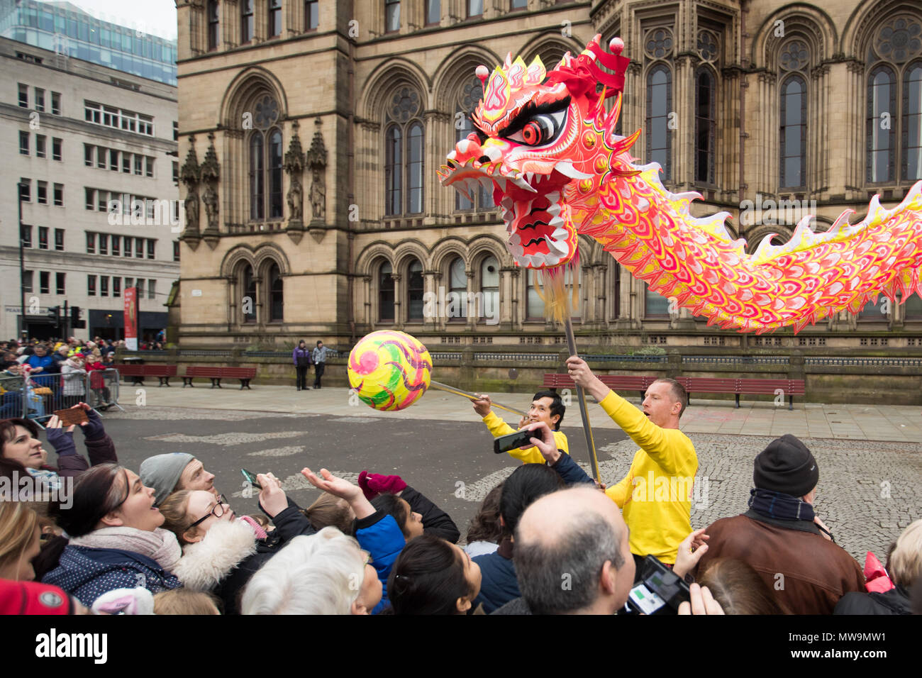 Anno Nuovo Cinese Dragon come è ballato per le strade per le celebrazioni per la festa del Capodanno cinese a Manchester, Regno Unito Foto Stock