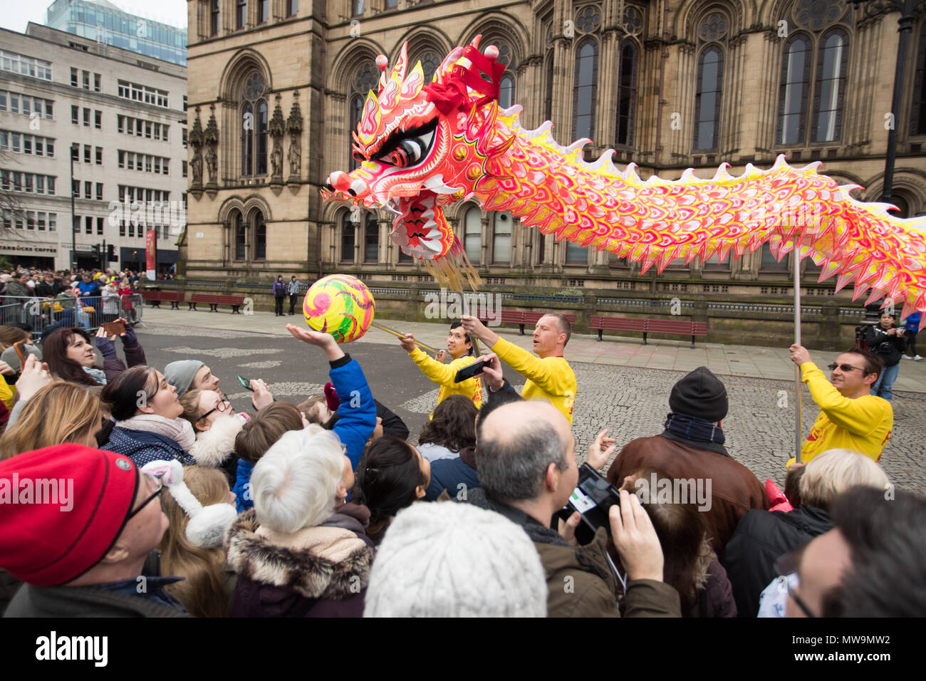 Anno Nuovo Cinese Dragon come è ballato per le strade per le celebrazioni per la festa del Capodanno cinese a Manchester, Regno Unito Foto Stock