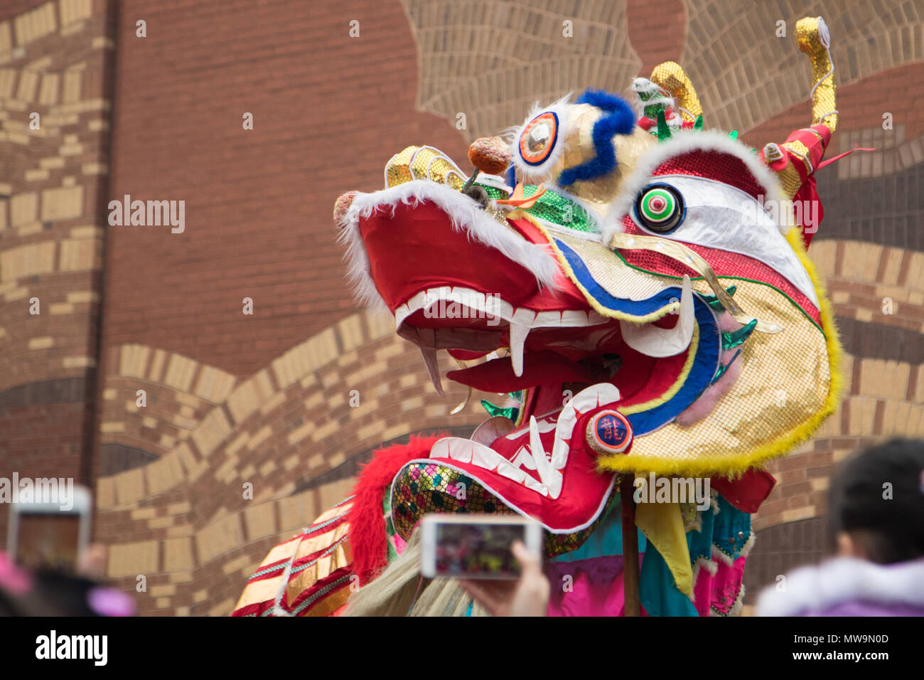 Anno Nuovo Cinese Dragon come è ballato per le strade per le celebrazioni per la festa del Capodanno cinese a Manchester, Regno Unito Foto Stock