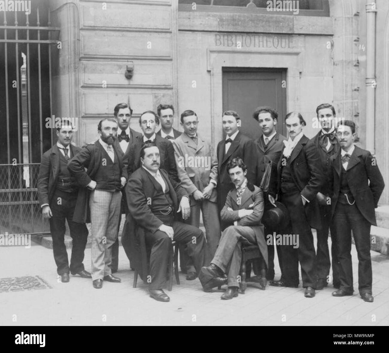 . Français : La classe d'harmonie d'Émile Pessard au Conservatoire de Paris en 1895. Assis, Émile Pessard, à gauche, et Maurice Ravel, à droite. Inglese: Émile Pessard della classe di armonia presso il Conservatorio de Paris, 1895. Émile Pessard, sulla sinistra, e Maurice Ravel, sulla destra, sono seduti. 1895. Pirou, Louis-Eugène (1841 - 1909) 132 Classe harmonie Pessard 1895 Foto Stock