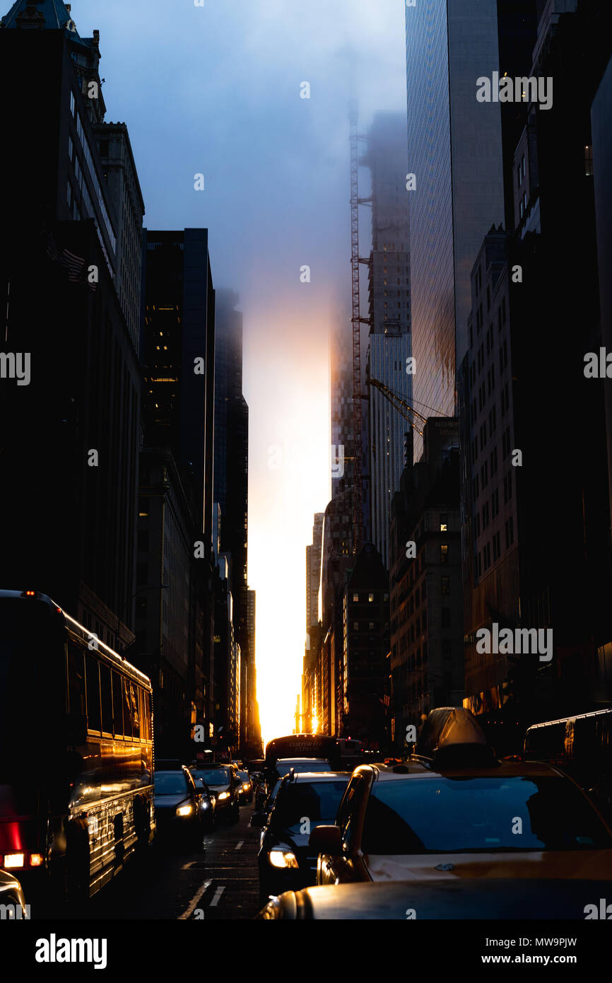 La street view di Manhattanhenge su 57th street in Manhattan. Foto Stock