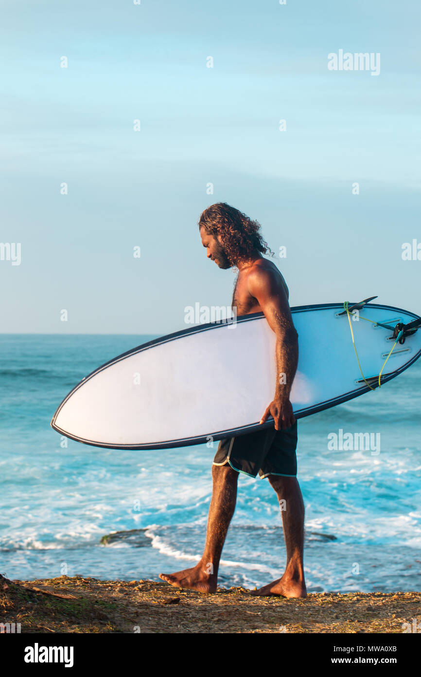 Surfer sulla riva Foto Stock