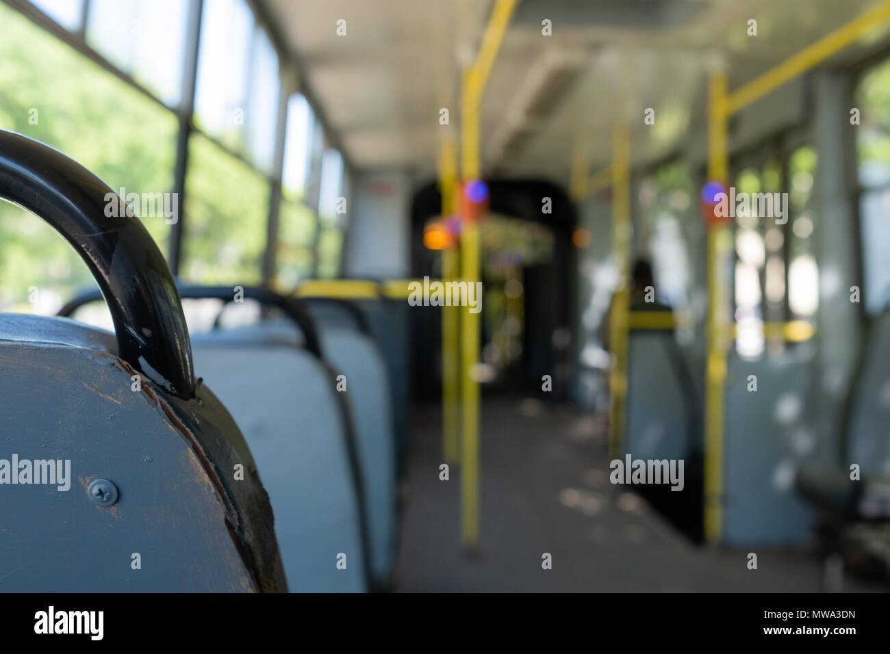 Città moderna il bus interno e sedi. I mezzi di trasporto pubblico Foto Stock