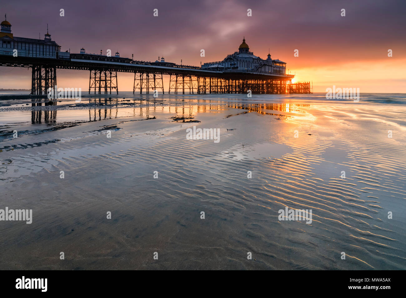 Eastbourne Pier in East Sussex catturata a sunrise Foto Stock