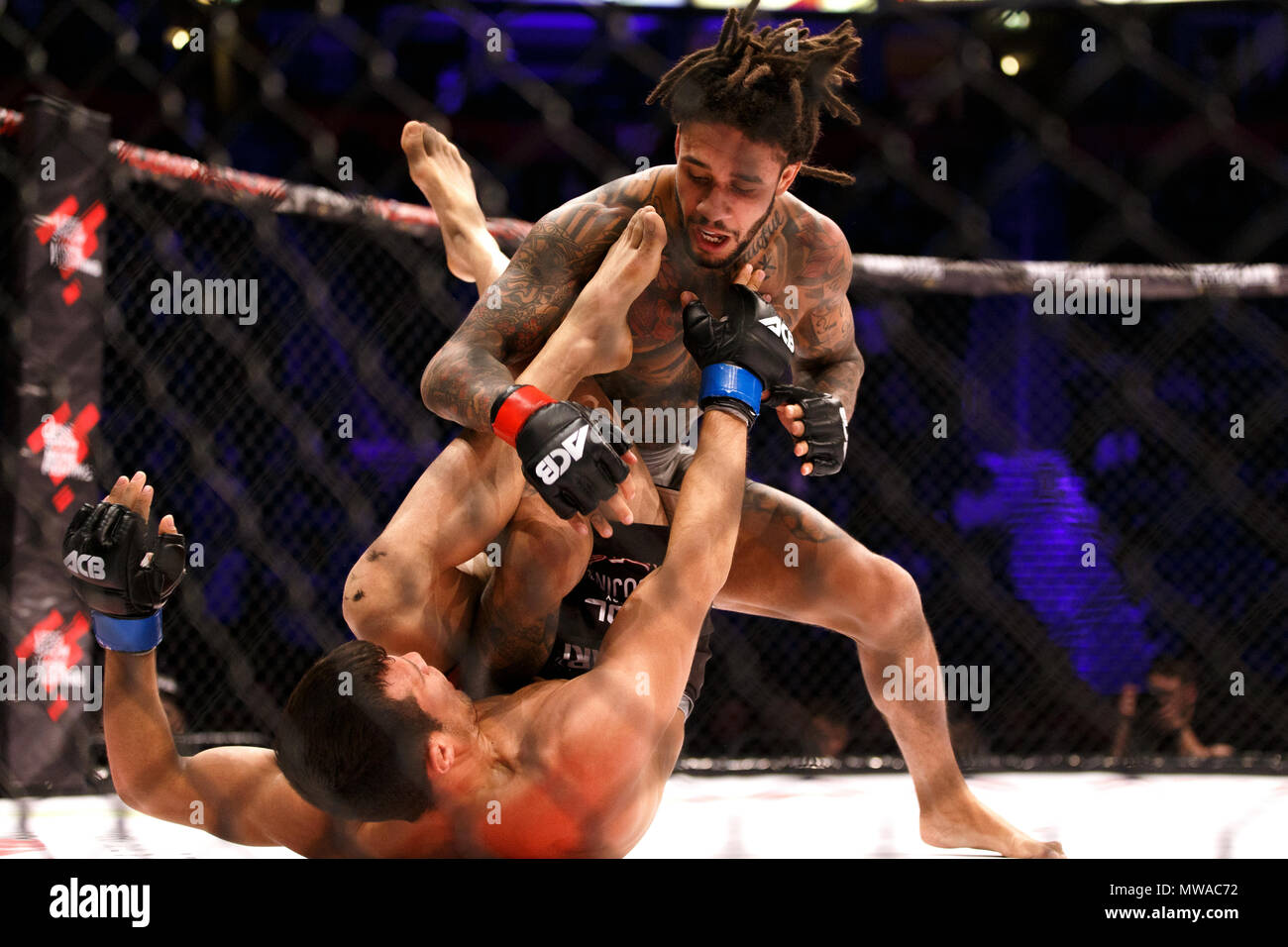 Saul Rogers (top) combatte Aurel Pirtea a ACB 54 in Manchester, UK. Pirtea vinto dalla presentazione nel secondo round. Campionato assoluto Berkut, arti marziali miste, MMA lotta. Foto Stock
