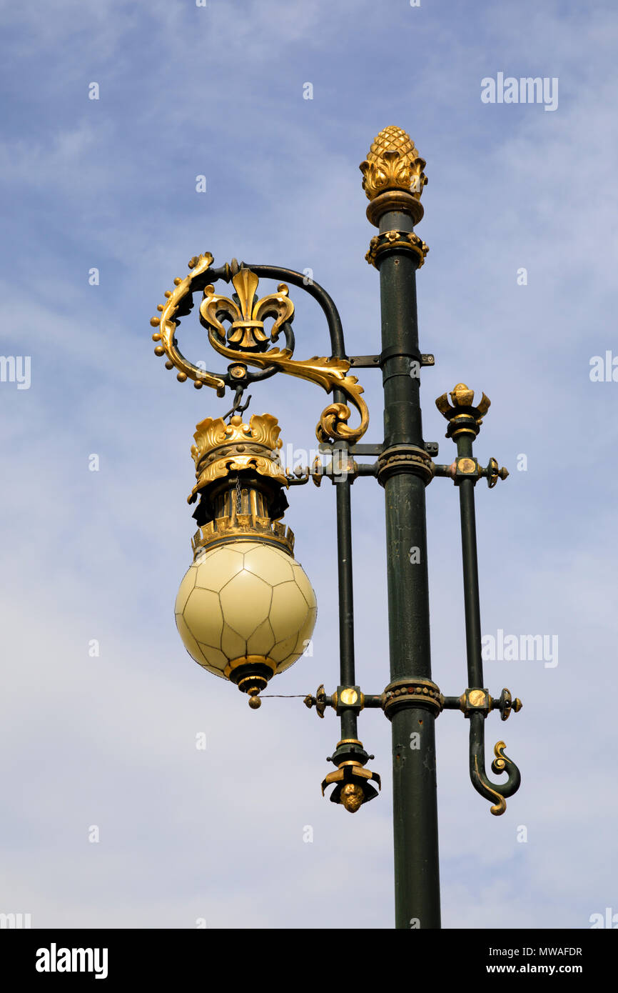 Dettaglio della lampada posta nel cortile del palazzo reale Palacio Real de Madrid. la residenza ufficiale della famiglia reale spagnola. Calle de Bailen, Mad Foto Stock