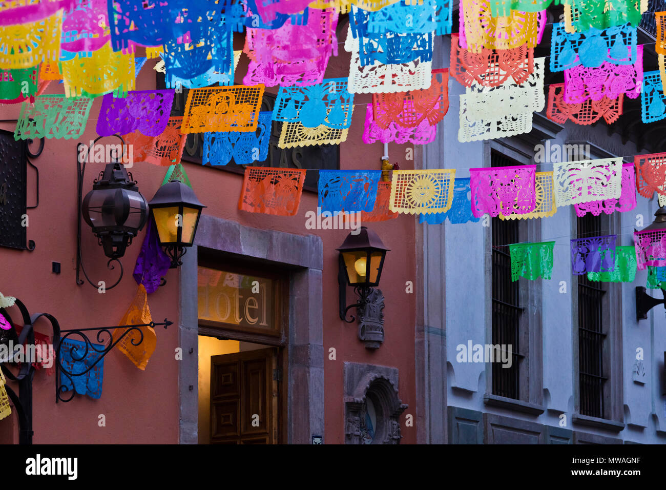 Carta bandiere di esclusione di decorare le strade durante la settimana di Pasqua - Guanajuato, Messico Foto Stock