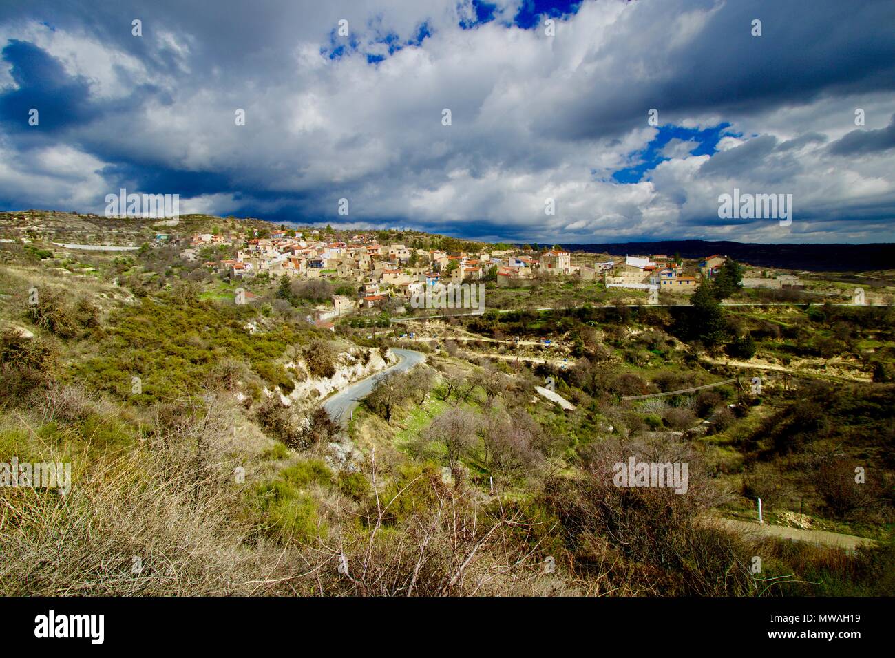 La nuvola copriva il tabernacolo il villaggio di Vouni nei Monti Troodos Cipro, la vita del villaggio di trenta minuti dalla spiaggia, sci e nuotare nello stesso giorno in inverno Foto Stock