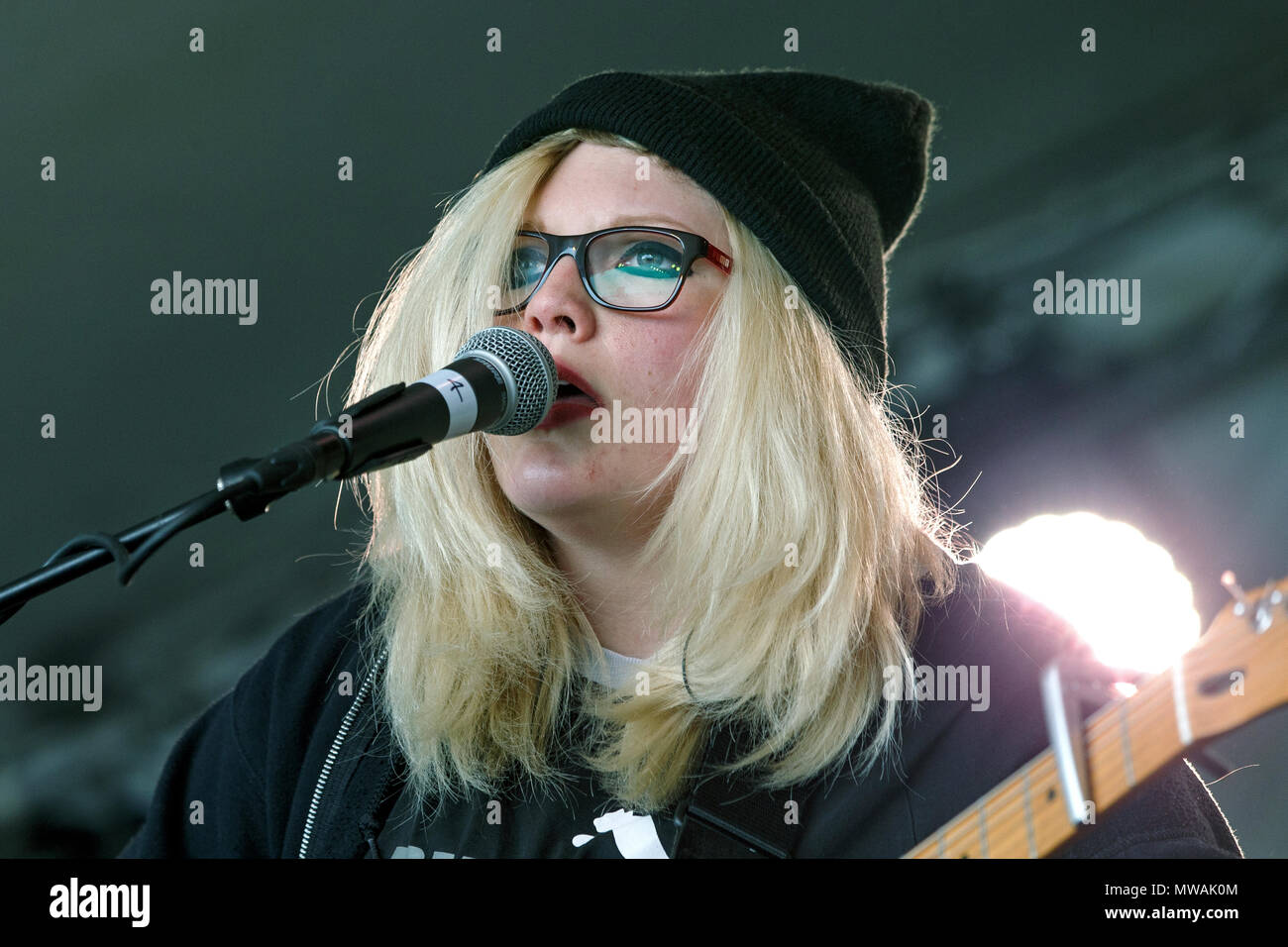 Alie Cotter di cieli performing live a 110 al di sopra di Festival in 2016. Skies band, cieli cantante, Alie Cotter sul palco. Foto Stock