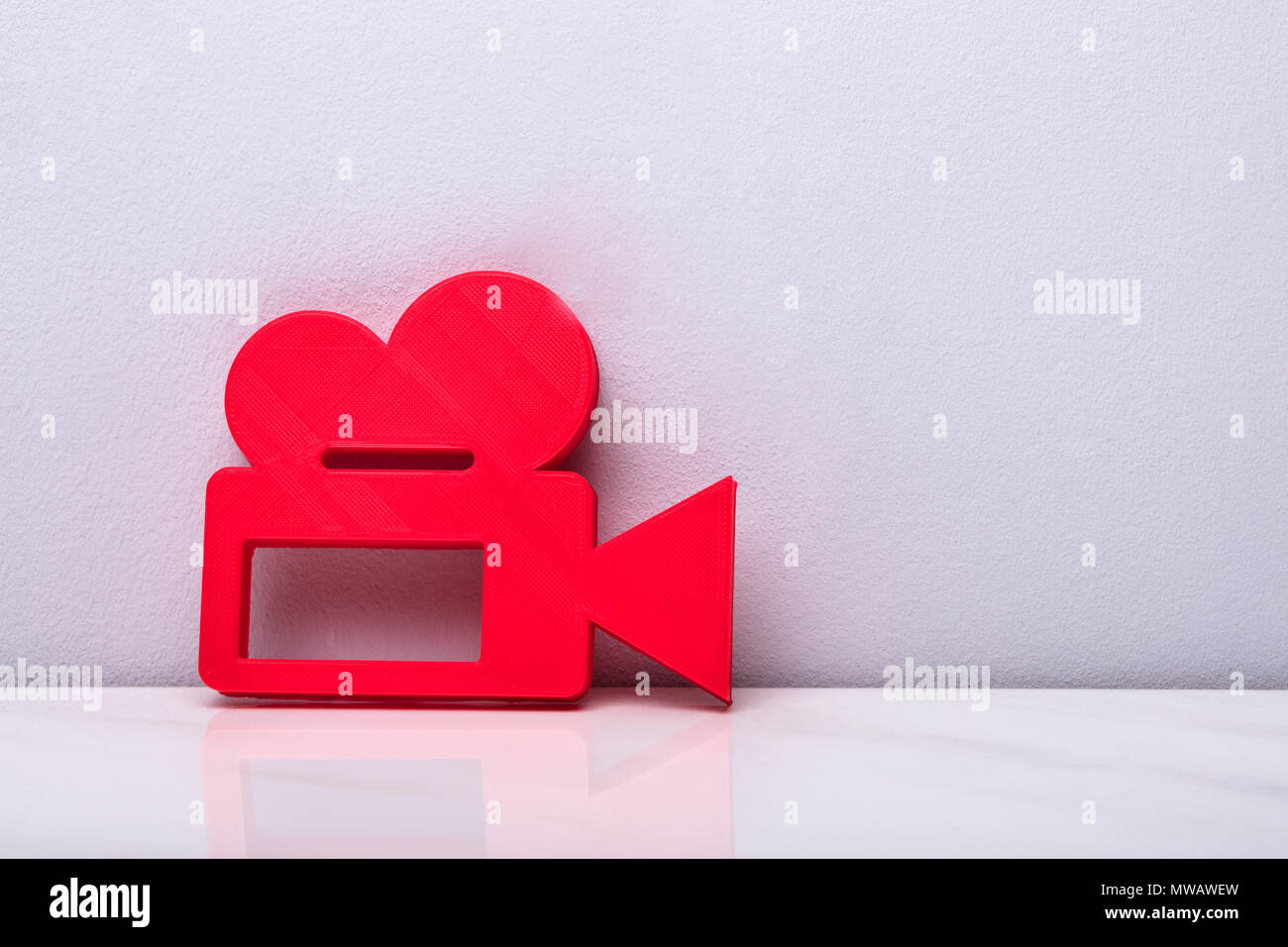 Video rosso segno della fotocamera contro uno sfondo bianco Foto Stock