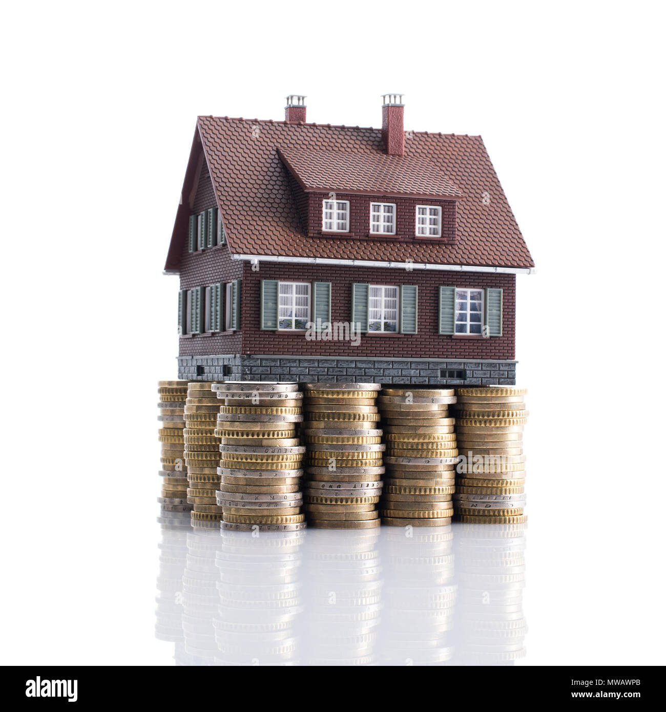 Modello di casa con pile di contanti come fondazione: investimenti, prestiti e immobiliare di concetto Foto Stock