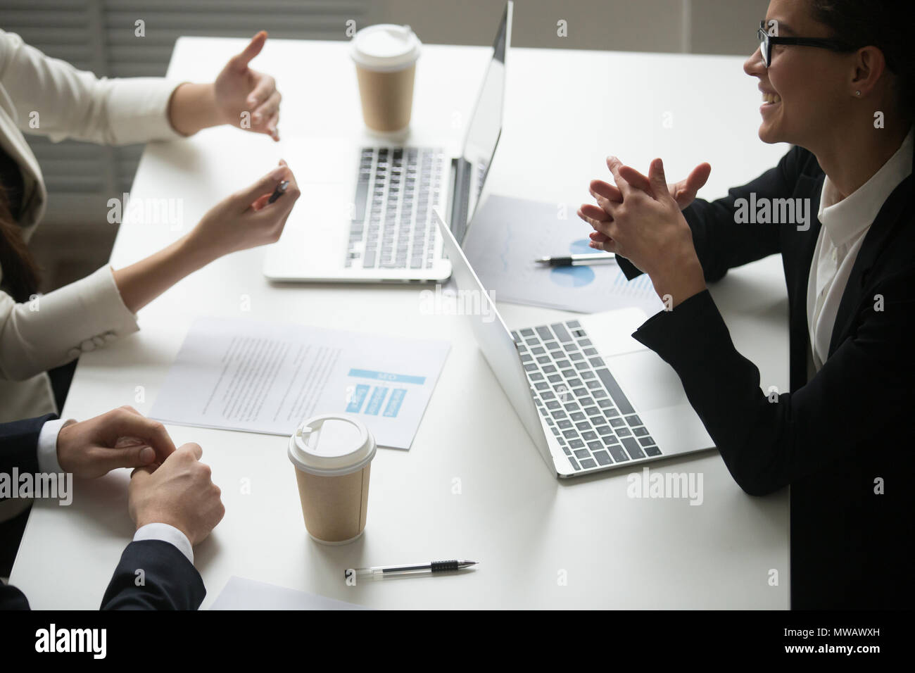Sorridente imprenditrice godendo di parlare con i colleghi durante il teamw Foto Stock
