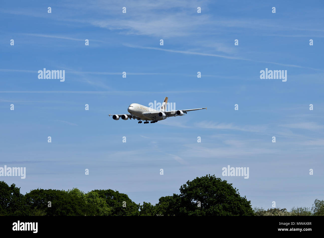 Etihad Airways Airbus A380-800 aeromobili, numero di registrazione A6-APB, avvicinando un atterraggio all' aeroporto di Heathrow.A380-861 Foto Stock