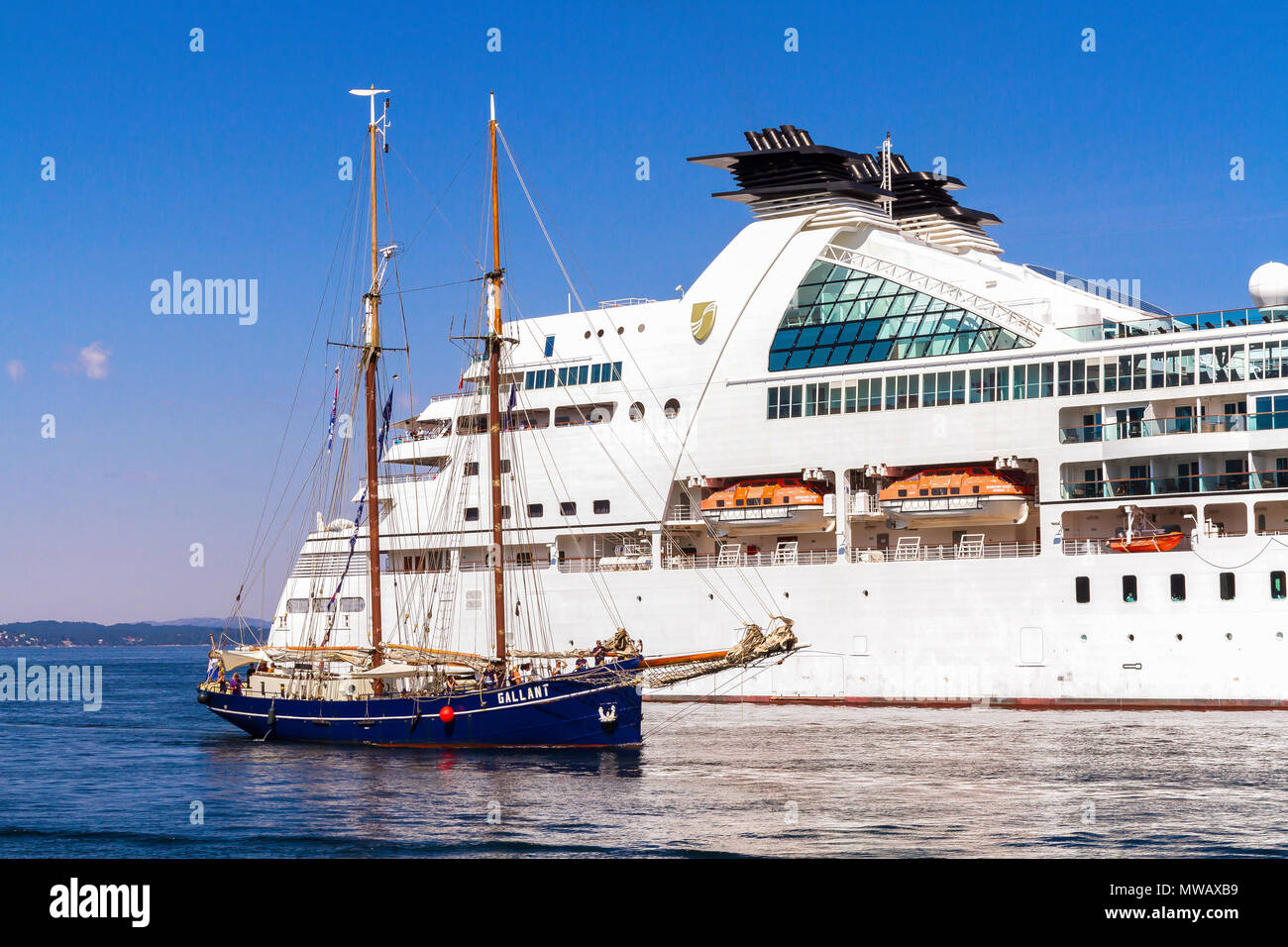 Tall Ships Race Bergen 2014. La goletta olandese "Gallant' entrando in porto di Bergen, nella parte anteriore della nave da crociera Seabourn Quest. Foto Stock