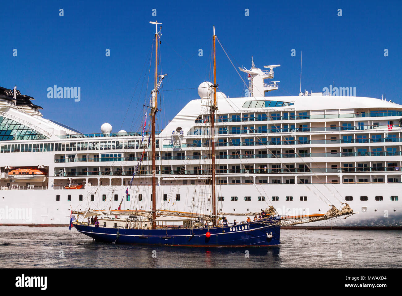 Tall Ships Race Bergen 2014. La goletta olandese "Gallant' entrando in porto di Bergen, nella parte anteriore della nave da crociera Seabourn Quest. Foto Stock
