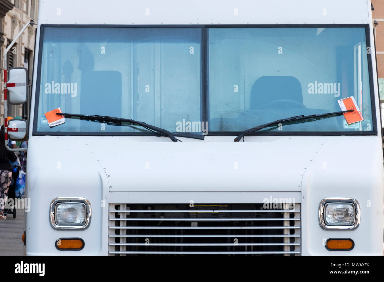 Un carrello con due biglietti per il parcheggio validi parcheggiato su Astor Place nel Greenwich Village, Manhattan, New York City. Foto Stock