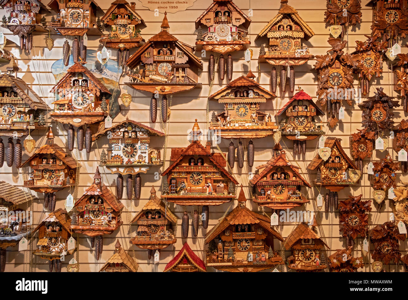 Una parete con una selezione di diversi orologi a cucù in vendita presso Drubba Clock & regali in Regensburg, Germania. Foto Stock