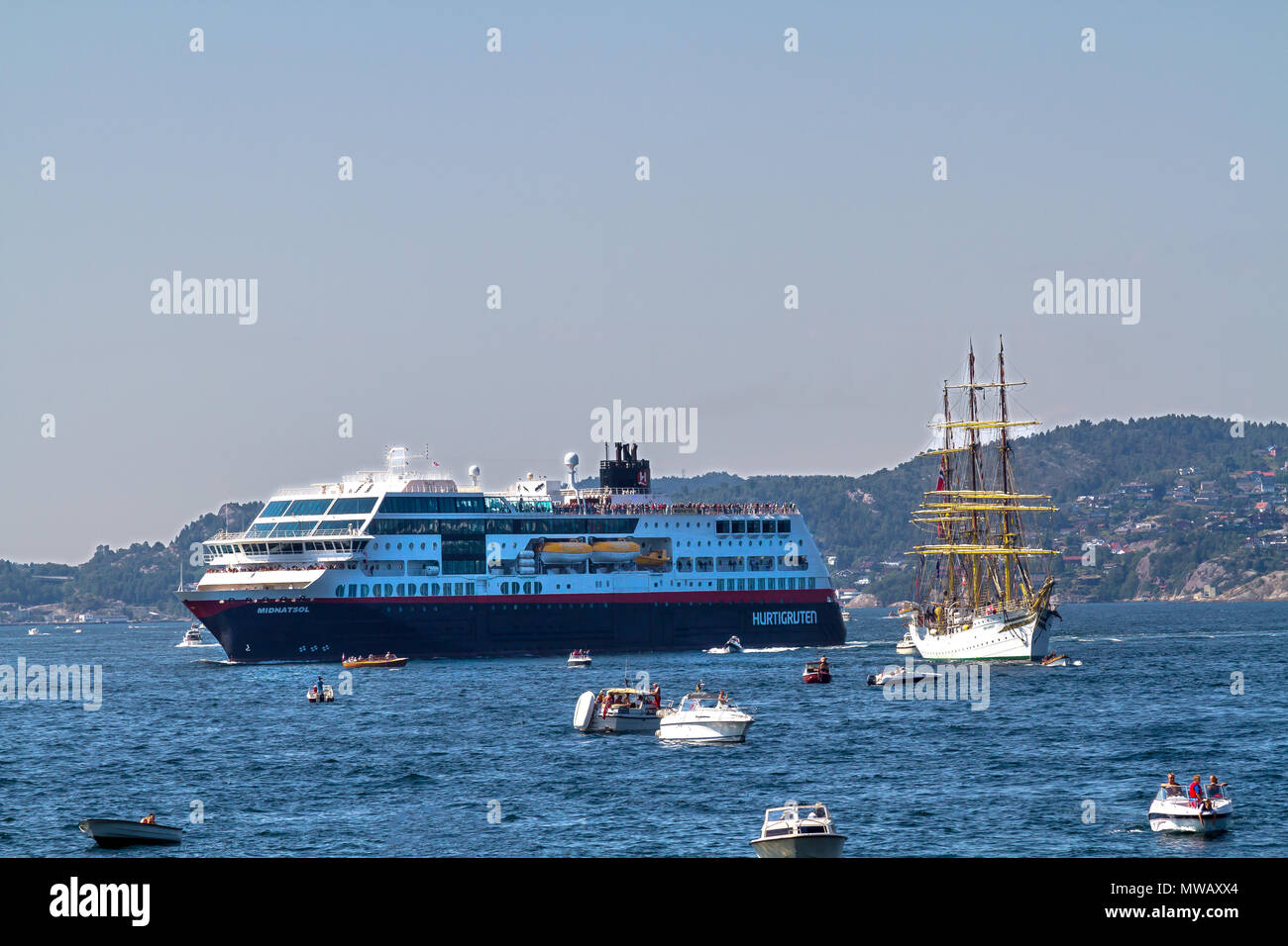 Tall Ships Race Bergen, Norvegia 2014. Hurtigruten coastal express 'Midnatsol' e norvegese truccate completa nave 'Sorlandet' soddisfare a Byfjorden, Bergen. Foto Stock