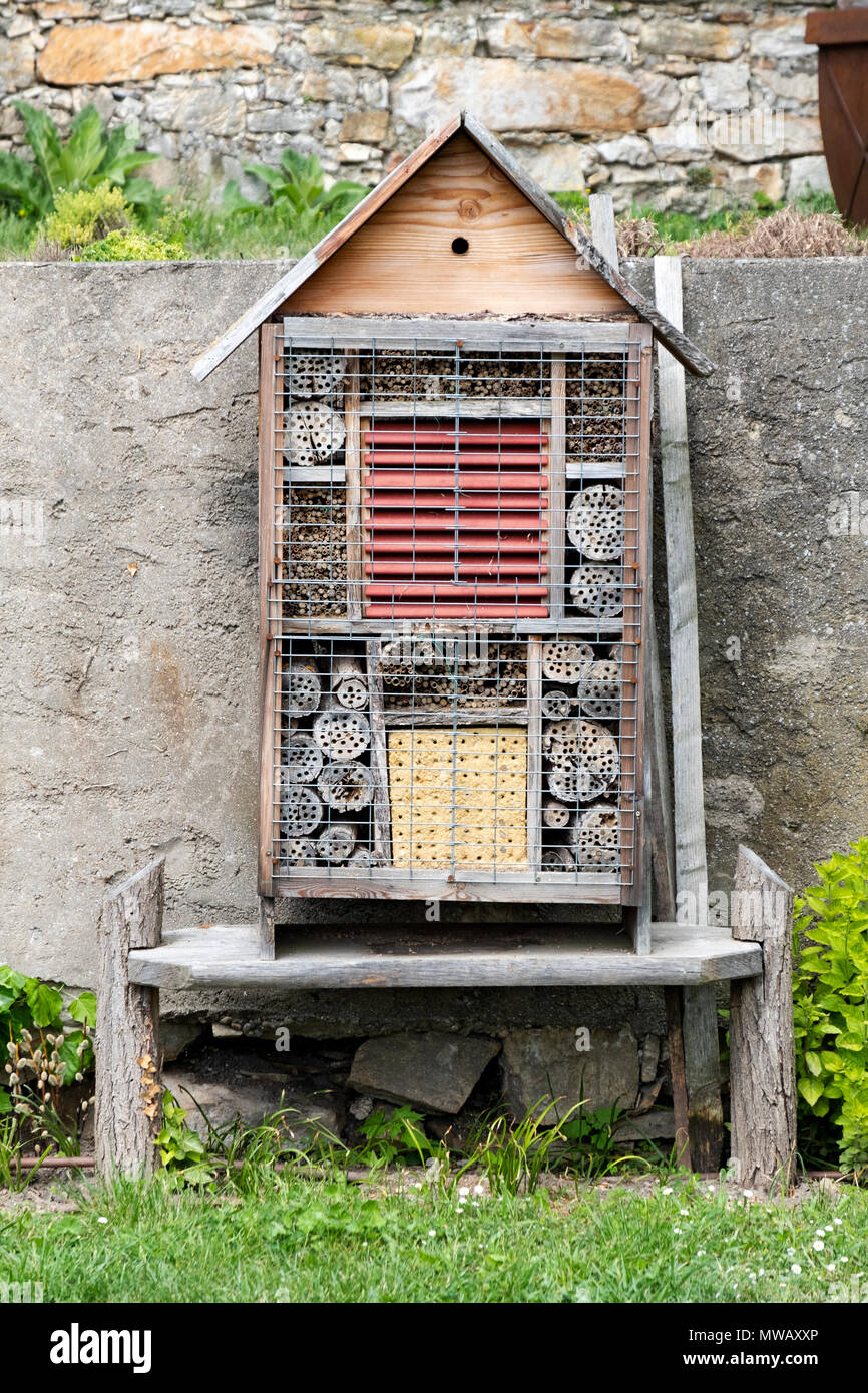 Un dispositivo artigianale all Abbazia di Gottweig in Austria progettato per attirare gli insetti che potrebbe impollinare l' Abbazia di fiori. Foto Stock