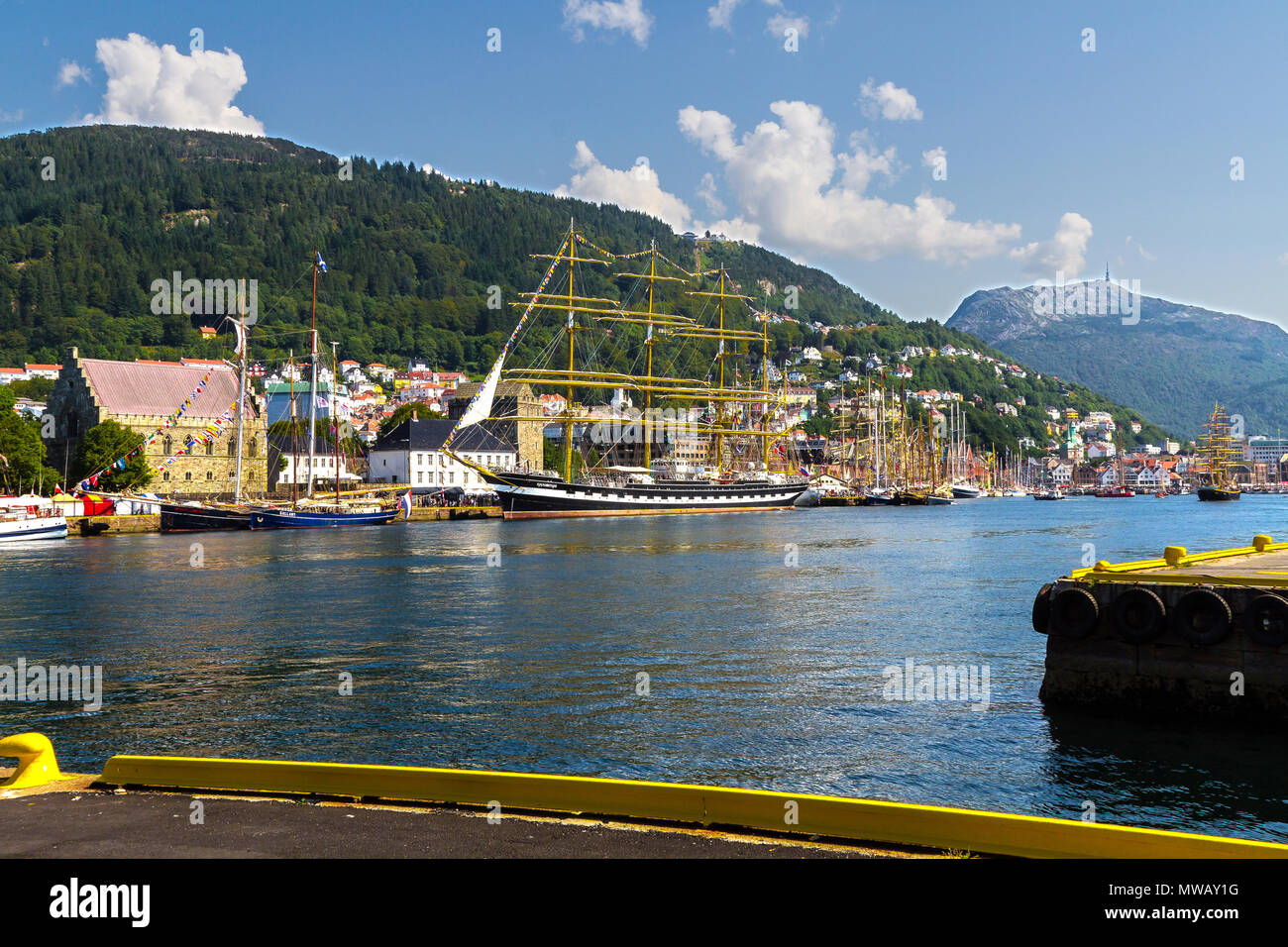 Tall Ships Race Bergen, Norvegia 2014. Il russo "Kruzenshtern' dietro l'olandese "Gallant' e 'Wylde Swan". Haakonshall e torre rosenkrantz nel retro. Foto Stock