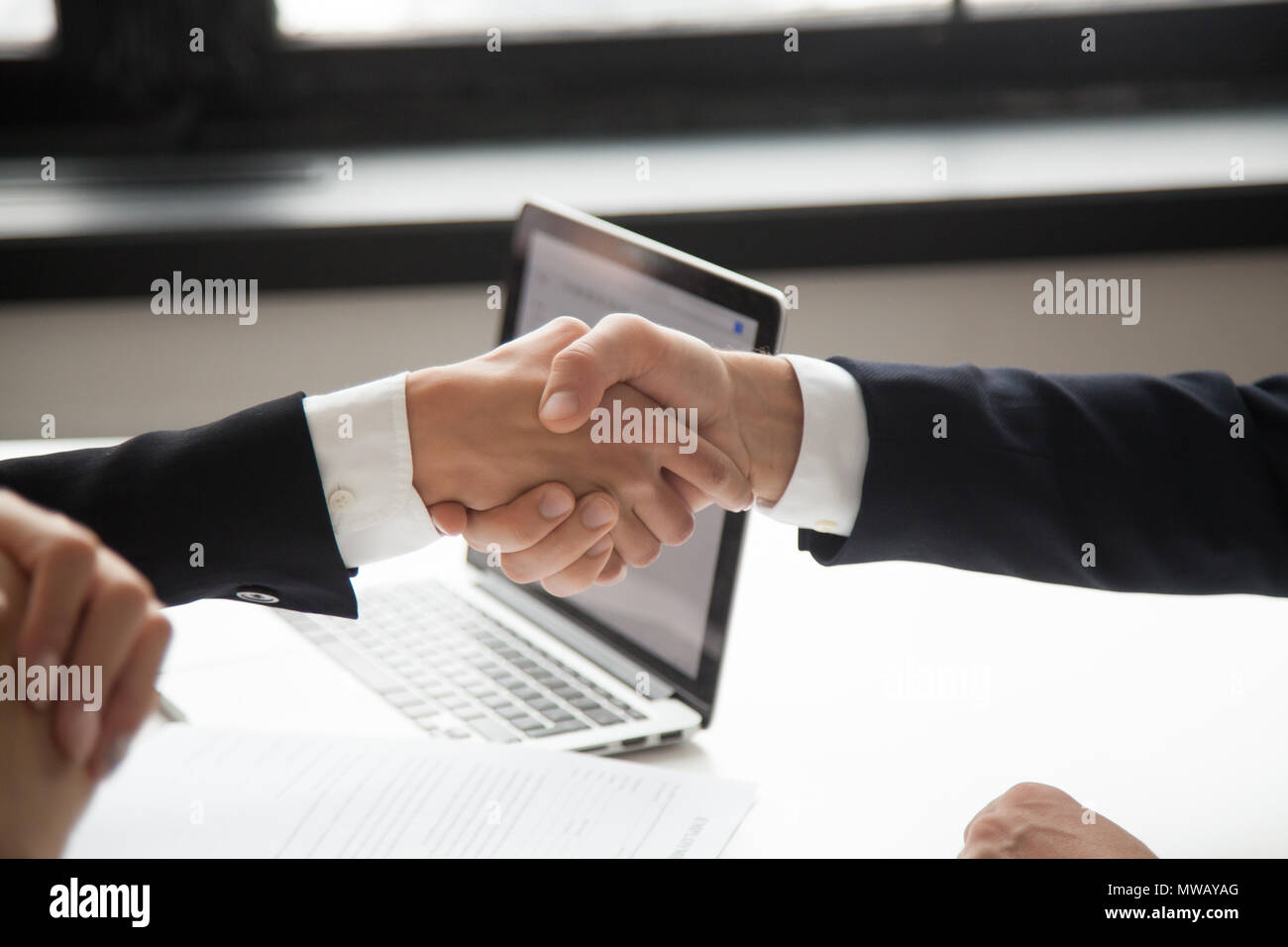 Imprenditore imprenditrice di handshaking mostra rispetto, closeup v Foto Stock