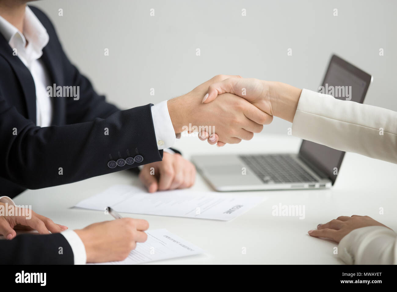 Handshaking Hr candidato getting noleggiati al nuovo lavoro, cl Foto Stock