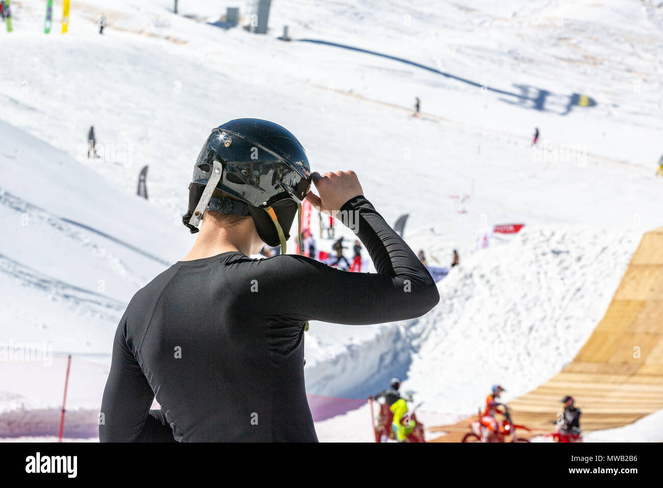 Sciatore fa una foto di paesaggi di montagna Foto Stock