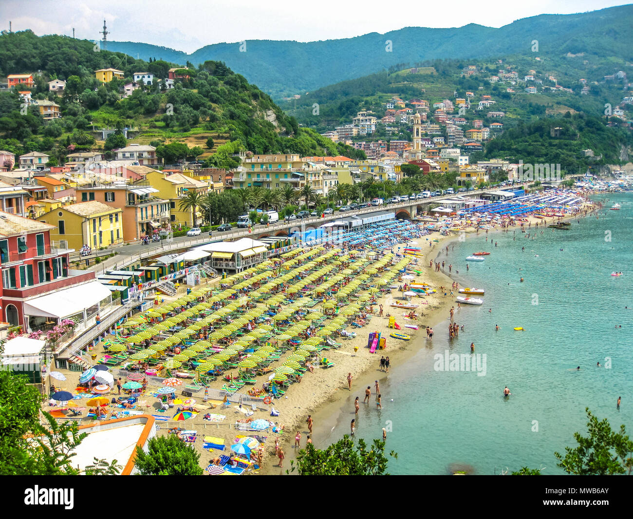 Moneglia Liguria Italia - circa giugno 2010: veduta aerea di una delle famose spiagge di località turistiche della costa ligure in estate. Foto Stock