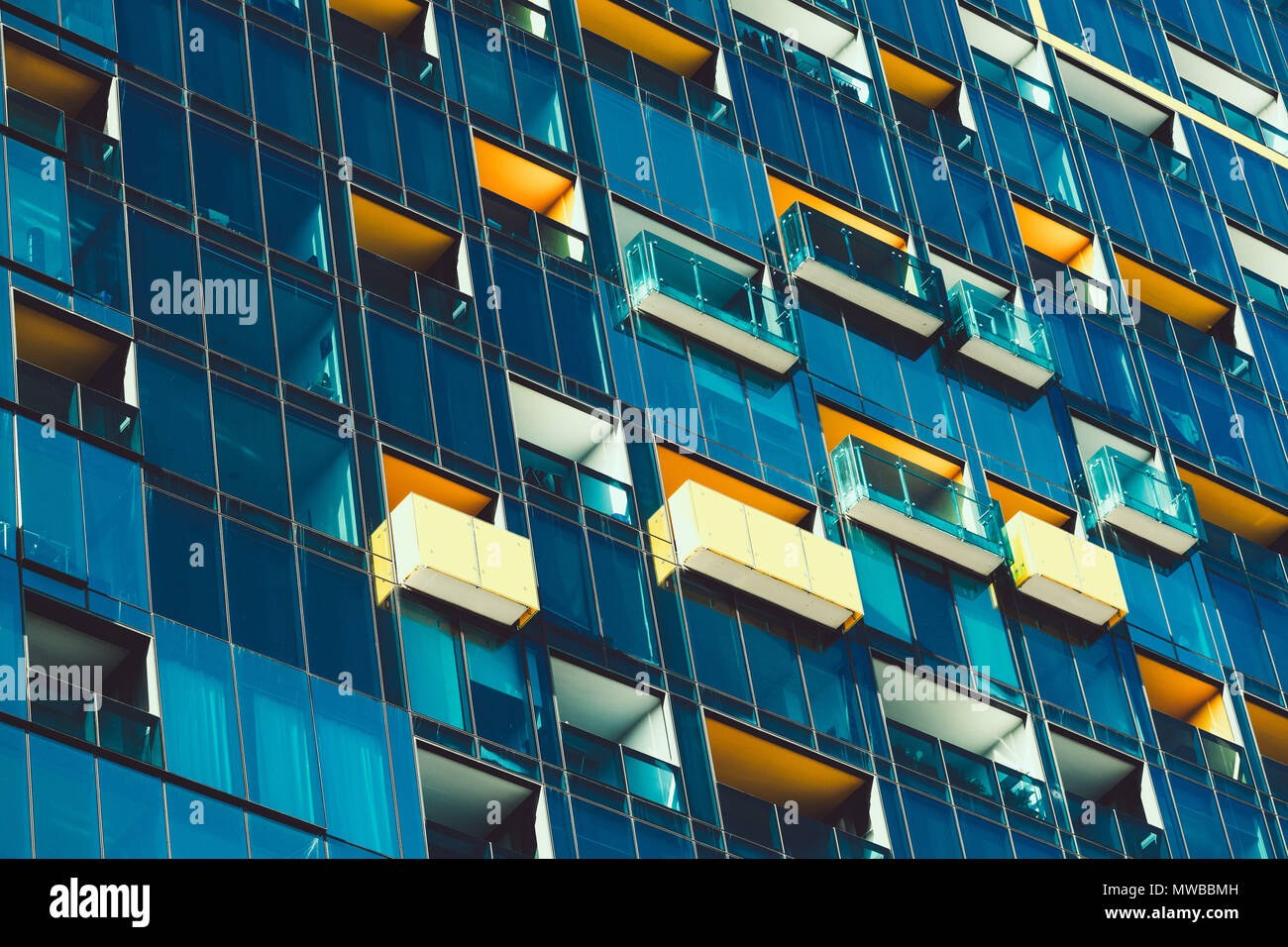 Primo piano di windows in un alto edificio nel centro di Melbourne, Australia Foto Stock